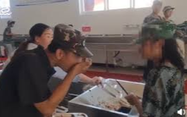 Thầy dạy quân sự bốc cơm thừa ăn ngay trước mặt học sinh gây tranh cãi