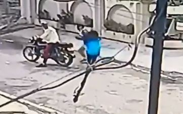 Bị giật điện thoại trên đường, nữ sinh tay không dũng cảm chống trả 2 tên cướp cầm hung khí