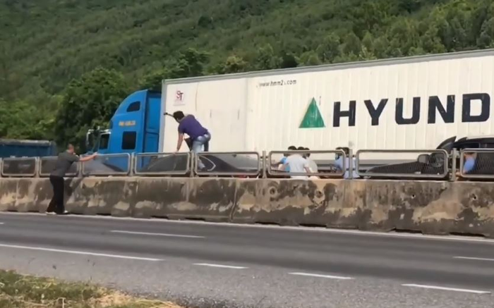 Clip: Cảnh sát nổ súng, lái xe ô tô vây ráp băng nhóm buôn ma túy kịch tính như phim hành động