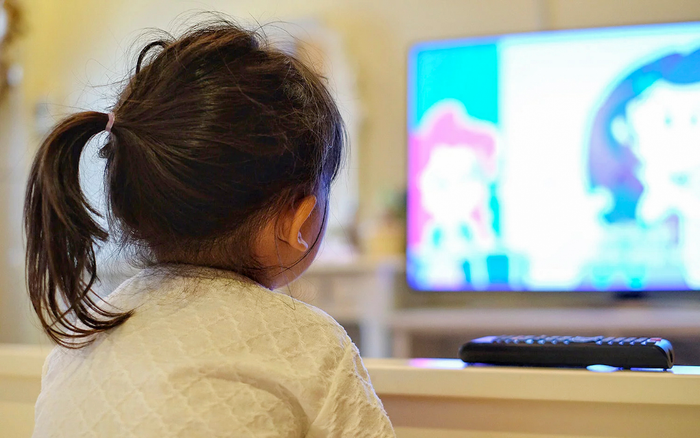 Trẻ em tiếp xúc nhiều với TV và máy tính sẽ ảnh hưởng đến khả năng học tập