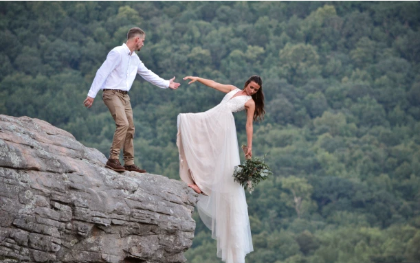 Cô dâu liều lĩnh treo mình trên vách đá gần 600 mét để chụp ảnh cưới