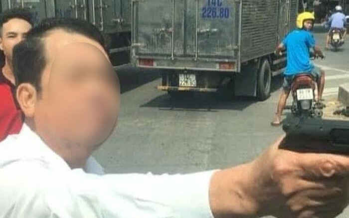 Danh tính người đàn ông rút súng doạ bắn 'vỡ sọ' người đi đường khi tham gia giao thông: Là giám đốc công ty dịch vụ bảo vệ