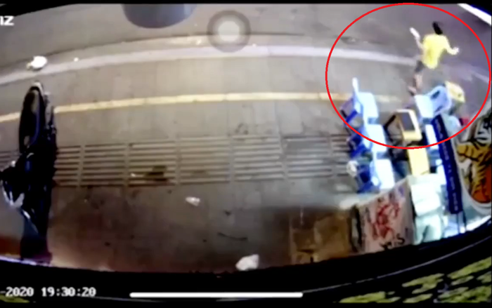 Clip: Đang ngồi quán vỉa hè, nam thanh niên nhanh chân chạy khỏi ghế để tránh vụ tai nạn kinh hoàng