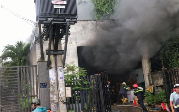 Cháy lớn thiêu rụi nhiều tài sản trong kho chứa phụ tùng ô tô ở TP.HCM