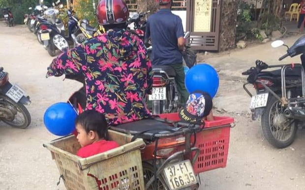 Khoảnh khắc người bà đưa hai cháu đi khai giảng bằng chiếc xe 'đặc biệt' khiến cư dân mạng rơm rớm nước mắt