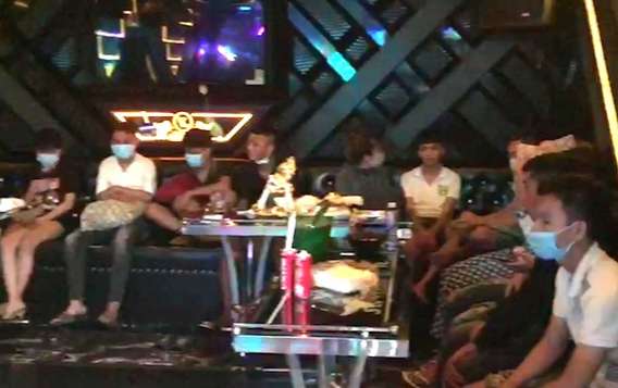 Phát hiện hàng chục trường hợp nam nữ đang phê ma túy bên trong quán karaoke chưa được cấp phép ở TP.HCM
