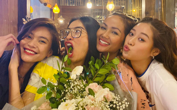 Hội nàng hậu đình đám Vbiz hội ngộ mừng sinh nhật Lệ Hằng, H'Hen Niê diện crop-top khoe vòng 1 cực quyến rũ giữa dàn mỹ nhân