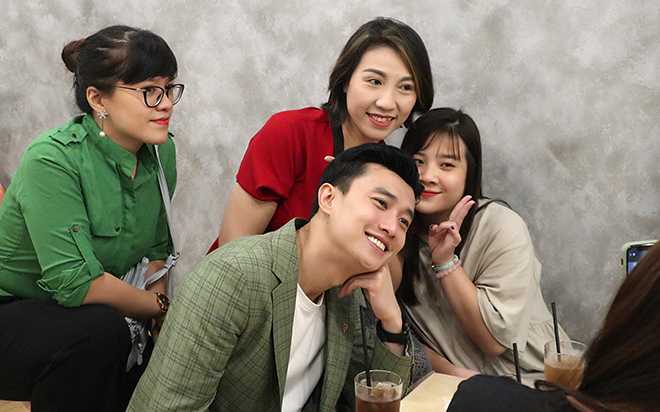 Quốc Trường bảnh bao trong buổi khai trương nhà hàng, tiết lộ giảm 7 kg để đóng phim mới