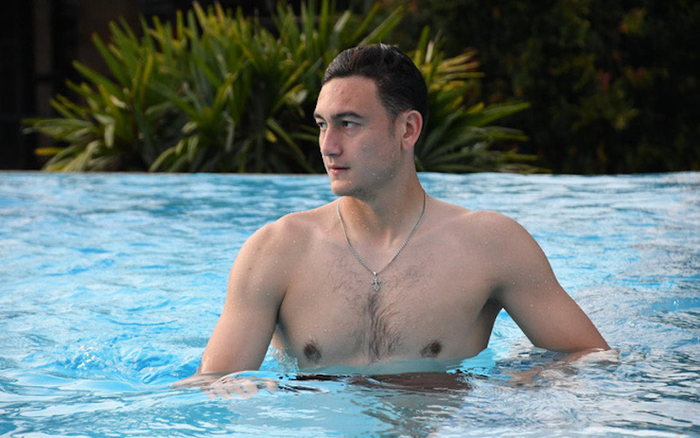 Đặng Văn Lâm khoe góc nghiêng 'nam thần' và body chuẩn đẹp bên bể bơi
