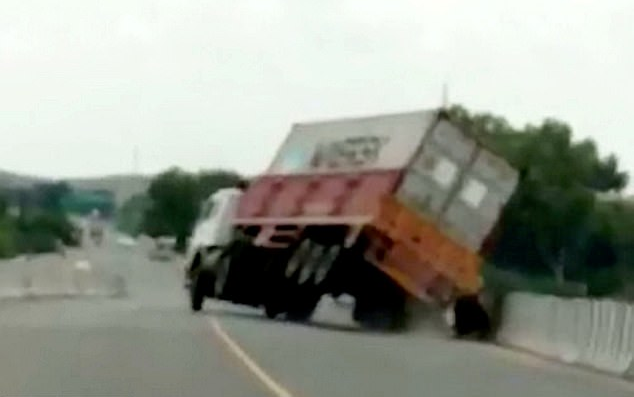 Người đi xe máy thoát chết trong gang tấc khi né kịp ô tô tải lật úp trên đường