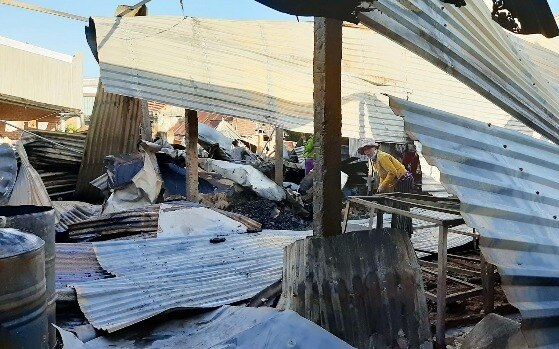 Sơ xuất khi thắp hương thờ cúng, trại hòm bị thiêu rụi gây thiệt hại khoảng 2 tỉ đồng