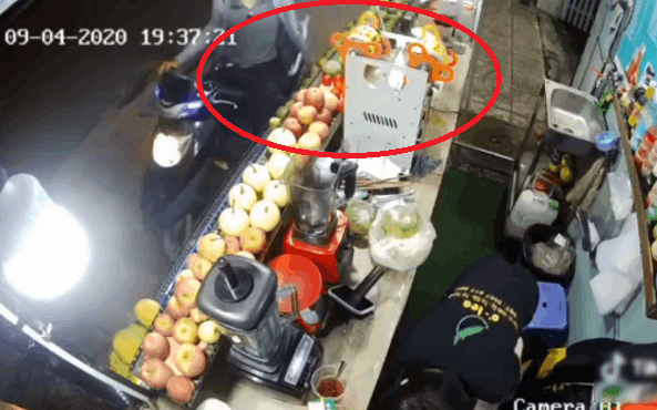 Clip: Vờ gọi đồ uống, nam thanh niên nhanh tay 'cuỗm' máy ép trái cây nhân lúc nữ nhân viên không cảnh giác