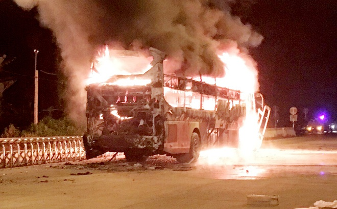 Xe khách bất ngờ bốc cháy dữ dội, 21 người may mắn thoát nạn