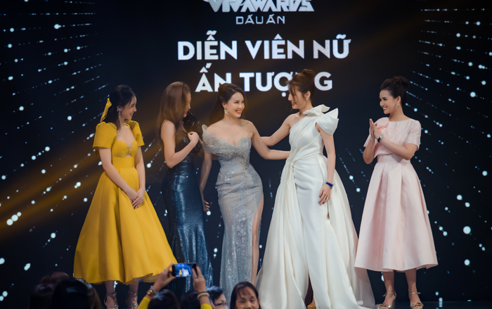 Stylist Khúc Mạnh Quân cùng dàn ngọc nữ VTV Awards 2020