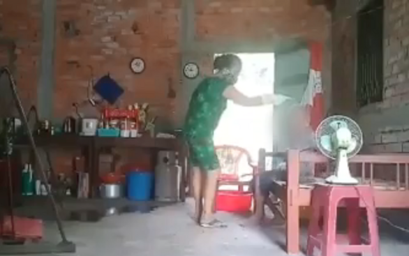 Bắt tạm giam người phụ nữ đánh đập, đổ chất bẩn lên đầu mẹ ruột ở Long An