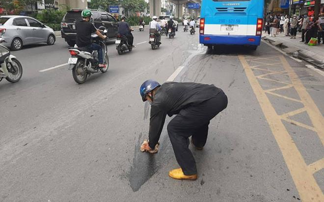 Hình ảnh người đàn ông cặm cùi lau chùi vết dầu loang trên đường nhận nhiều lời khen ngợi