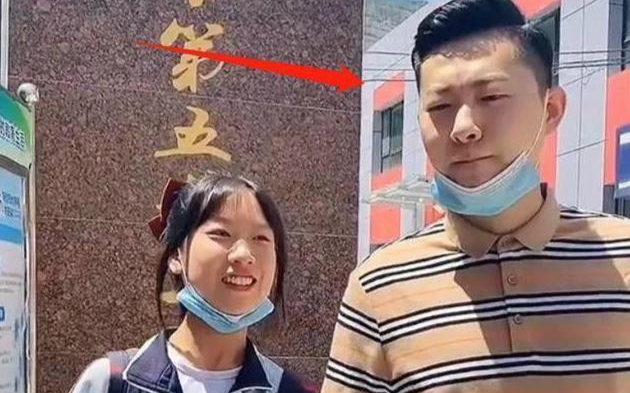 Tới trường đón con gái tan học, ông bố làm ai cũng tưởng là crush của con gái vì ngoại hình chuẩn soái ca