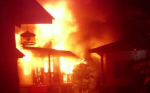 Cháu trai châm lửa đốt trụi nhà bà ngoại, nguyên do phía sau khiến ai nghe cũng rùng mình