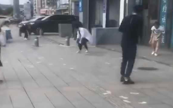 Thấy 'cơn mưa' tiền từ trên trời rơi xuống, người đi đường có hành động đáng kinh ngạc