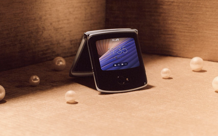 Motorola ra mắt điện thoại gập thế hệ 2 RARZ 5G: Màn hình 6.2 inch, độ bền lên tới 200.000 lần gập