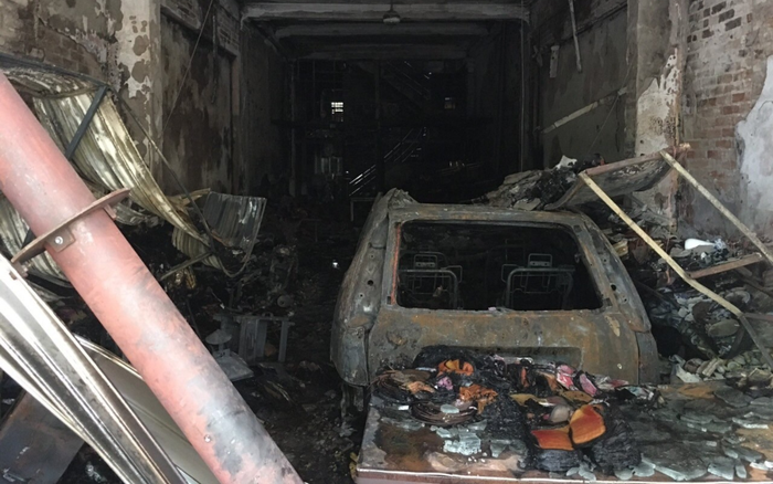 Cháy lớn thiêu rụi ô tô cùng nhiều tài sản trong ngôi nhà 3 tầng lúc rạng sáng, hai người chạy thoát thân ra ngoài