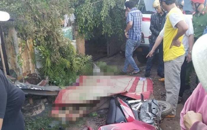 Hai bố con bị xe tải tông thương vong khi đang dừng chờ đèn đỏ