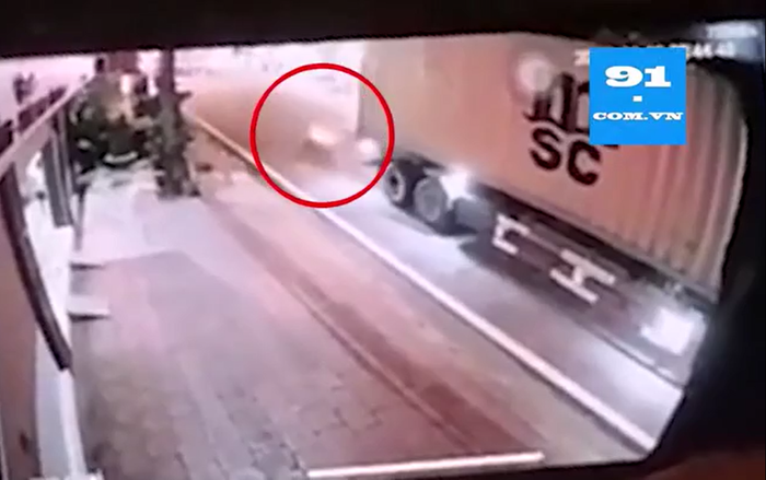 Clip kinh hoàng ghi lại khoảnh khắc 2 nữ sinh điều khiển xe máy lao thẳng vào đuôi container