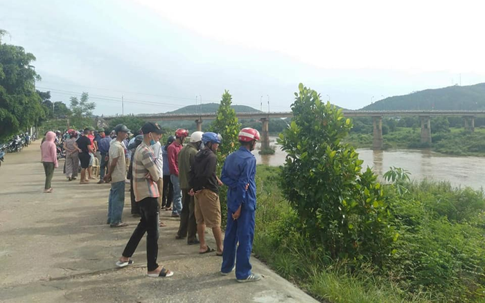 Phát hiện thi thể nữ sinh nhảy cầu tự tử