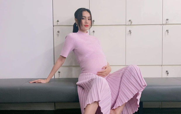 Lan Ngọc lộ vòng 2 to vượt mặt, Tiến Luật liền vào chọc ghẹo: 'Bầu bì mà làm quá!'