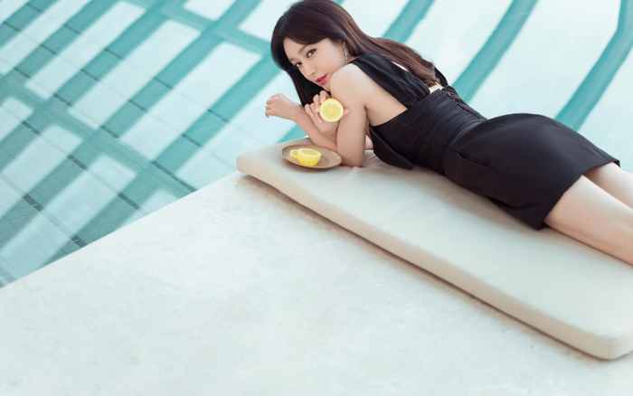 'Phú sát' Tần Lam mặc váy ngắn đen nằm tạo dáng bên hồ bơi gây tranh cãi