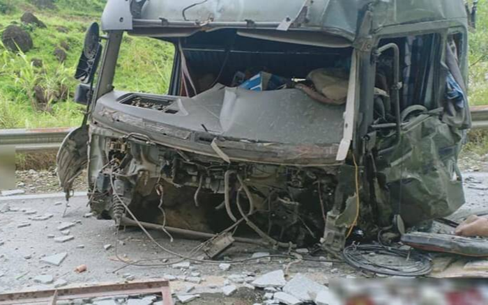 Xe đầu kéo tông vào taluy bên đường, 2 người tử vong