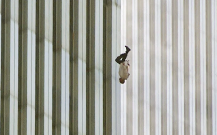 Bí ẩn về bức ảnh người đàn ông nhảy lầu trong thảm họa 11/9 gây ám ảnh người xem