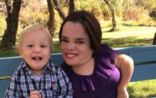 Mắc chứng xương thủy tinh, người phụ nữ cao chưa đầy 1 m vẫn hạ sinh bé trai kháu khỉnh