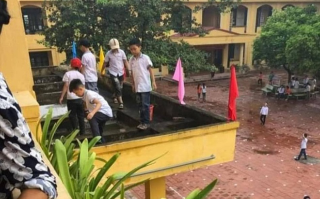 Giáo viên yêu cầu học sinh lớp 4 ra ban công tầng 2 không rào chắn nhặt rác gây bức xúc