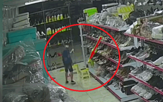 Clip: Người mẹ 'xúi' con trai trộm điện thoại trong cửa hàng giày dép gây bức xúc