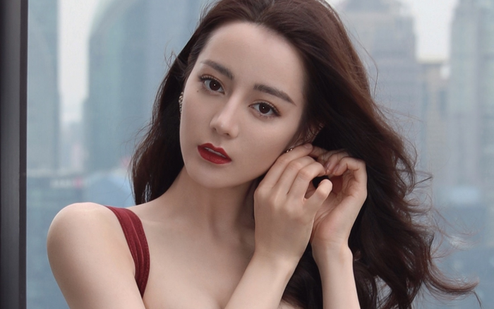 Địch Lệ Nhiệt Ba gây tranh cãi vì lên hotsearch quá nhiều trong ngày sinh nhật của Dương Mịch