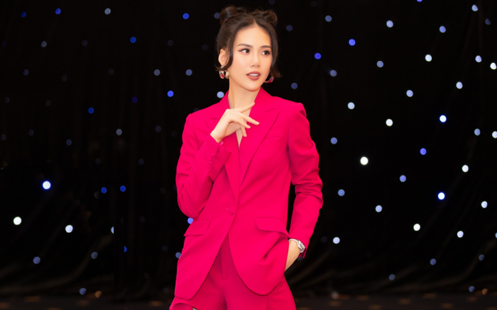 Siêu mẫu Quỳnh Hoa gây thú vị với bộ vest biến tấu khác lạ