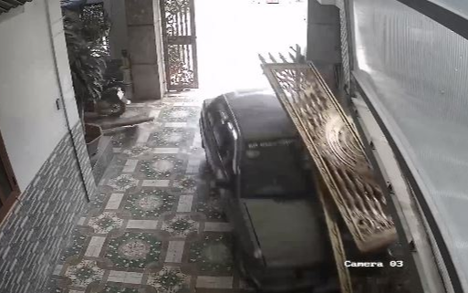 Clip: Xe tập lái húc đổ cánh cổng nhà dân, làm bục luôn đường ống nước