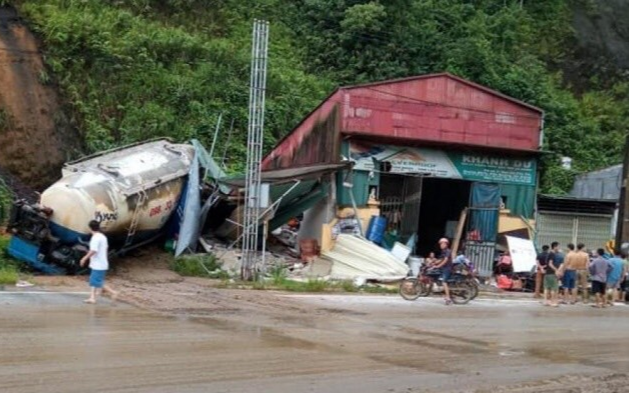 Sạt lở đất đá ập vào nhà dân, nam sinh lớp 8 bị đè tử vong