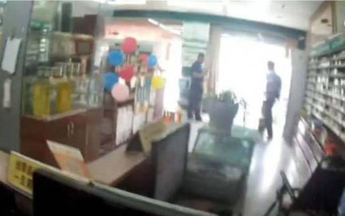 Mượn nhà vệ sinh hiệu thuốc gần 1 giờ, người phụ nữ làm một việc gây sốc