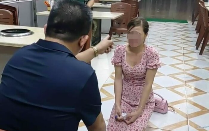 Cô gái bị chủ quán nướng bắt quỳ gối xin lỗi vì dám 'bóc phốt' đồ ăn có sán đã quay trở lại công việc, có biểu hiện sang chấn tâm lý