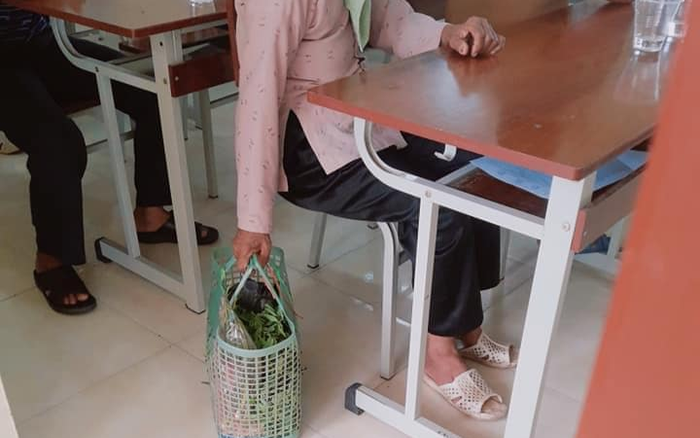 Bức ảnh bà xách làn thức ăn vào lớp họp phụ huynh cho cháu gây xúc động: 'Làn của bà chứa cả bầu trời tuổi thơ'