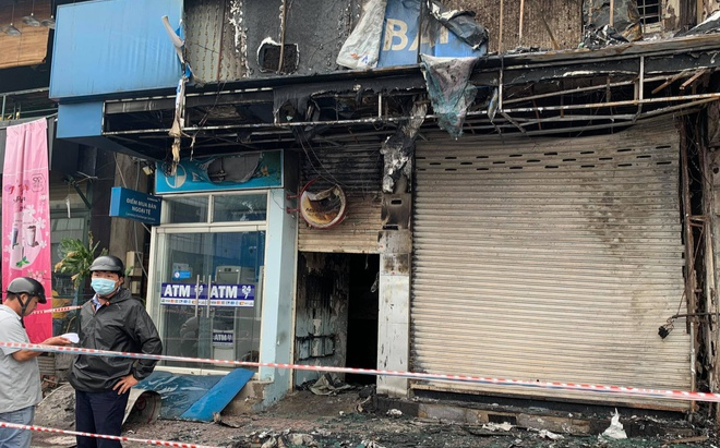 Chi nhánh ngân hàng Eximbank và nhà dân ở TP.HCM bốc cháy lúc rạng sáng