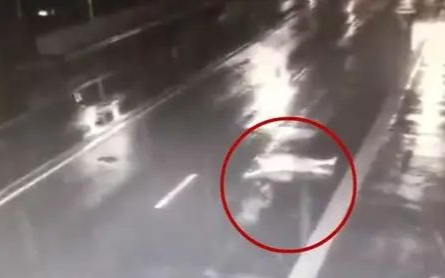 Ra đường nằm sau khi cãi nhau với bạn gái, người đàn ông nhận cái kết đắng