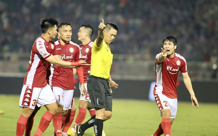 Hà Nội FC - TPHCM: Đội bóng của Công Phượng có bị trọng tài 'phá'?
