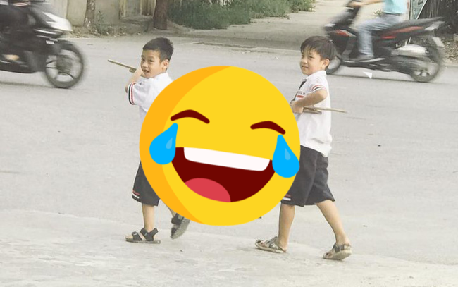 Hình ảnh hai cậu học trò vui vẻ trở về nhà sau giờ tan học, trên vai khiêng một thứ đặc biệt khiến dân mạng tấm tắc khen ngợi