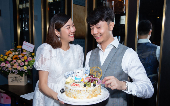 Thúy Vân ngọt ngào tổ chức sinh nhật bất ngờ cho Nhật Vũ: 'Phải giả bộ kêu chồng mặc đẹp dẫn vợ đi ăn bún đậu'