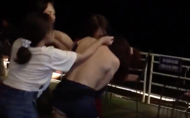 Xôn xao clip vợ dẫn 'hội chị em' đi đánh ghen tại quán cà phê, lao vào xé váy 'tiểu tam' mặc chồng xin tha