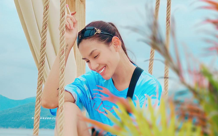 Khoe mặt mộc bên bãi biển, Võ Hoàng Yến khiến người khác không thể rời mắt khỏi thần thái tự tin cuốn hút!