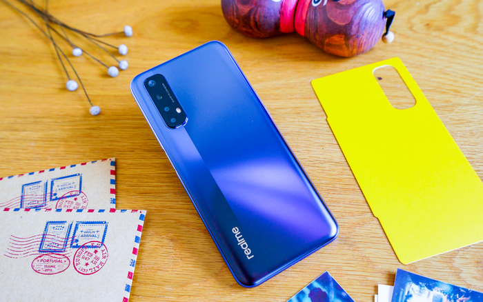 Mở hộp Realme 7 tại Việt Nam: Thiết kế bóng bẩy, có 4 camera sau